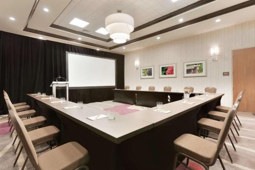 hilton garden inn pittsburgh airport south robinson mall