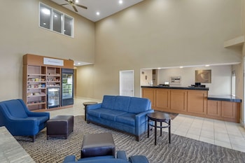 comfort suites normal university area