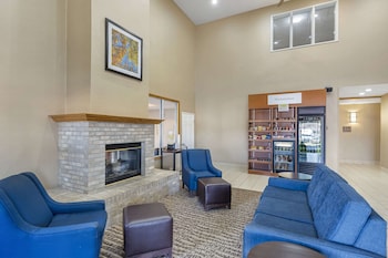 comfort suites normal university area