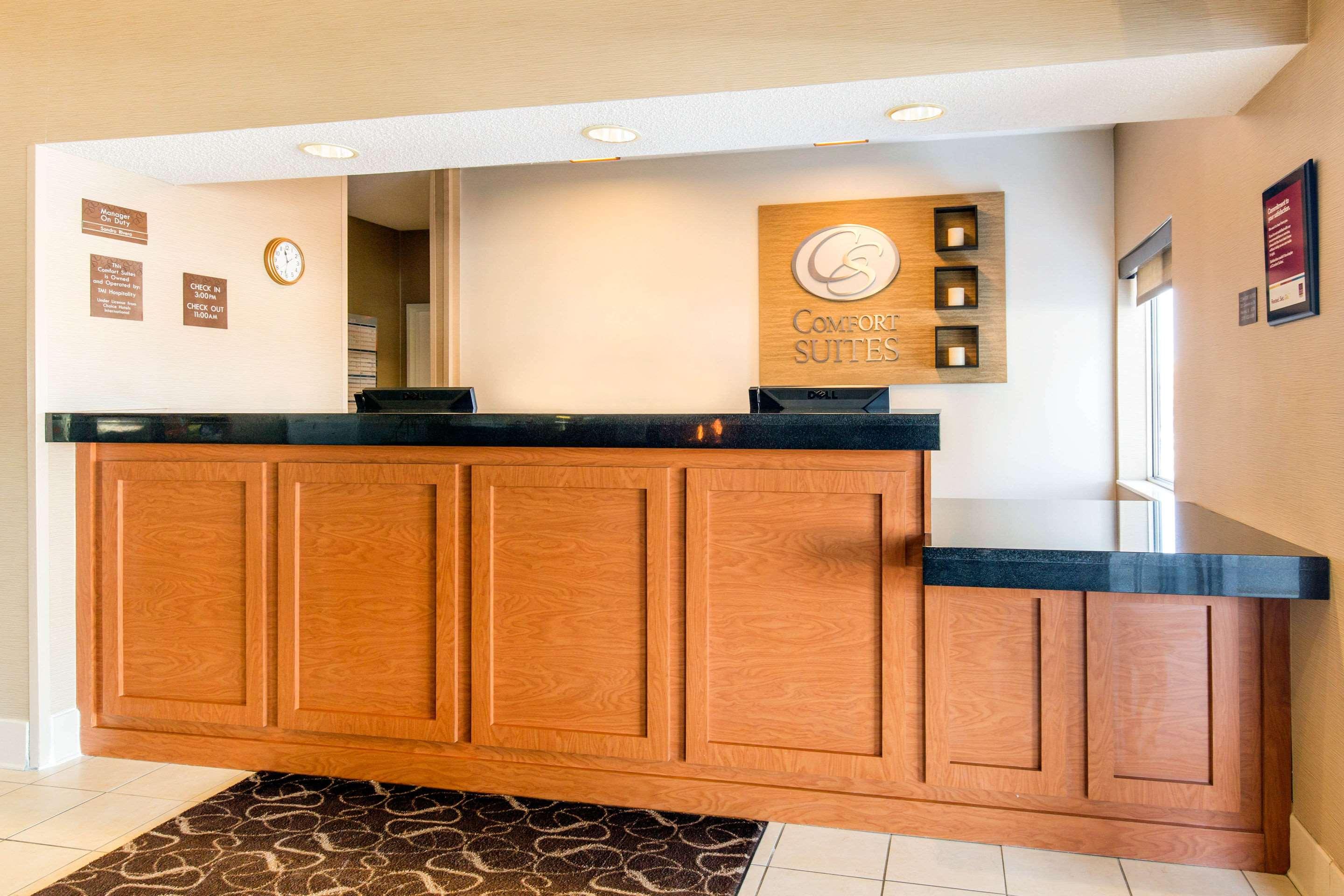 comfort suites normal university area