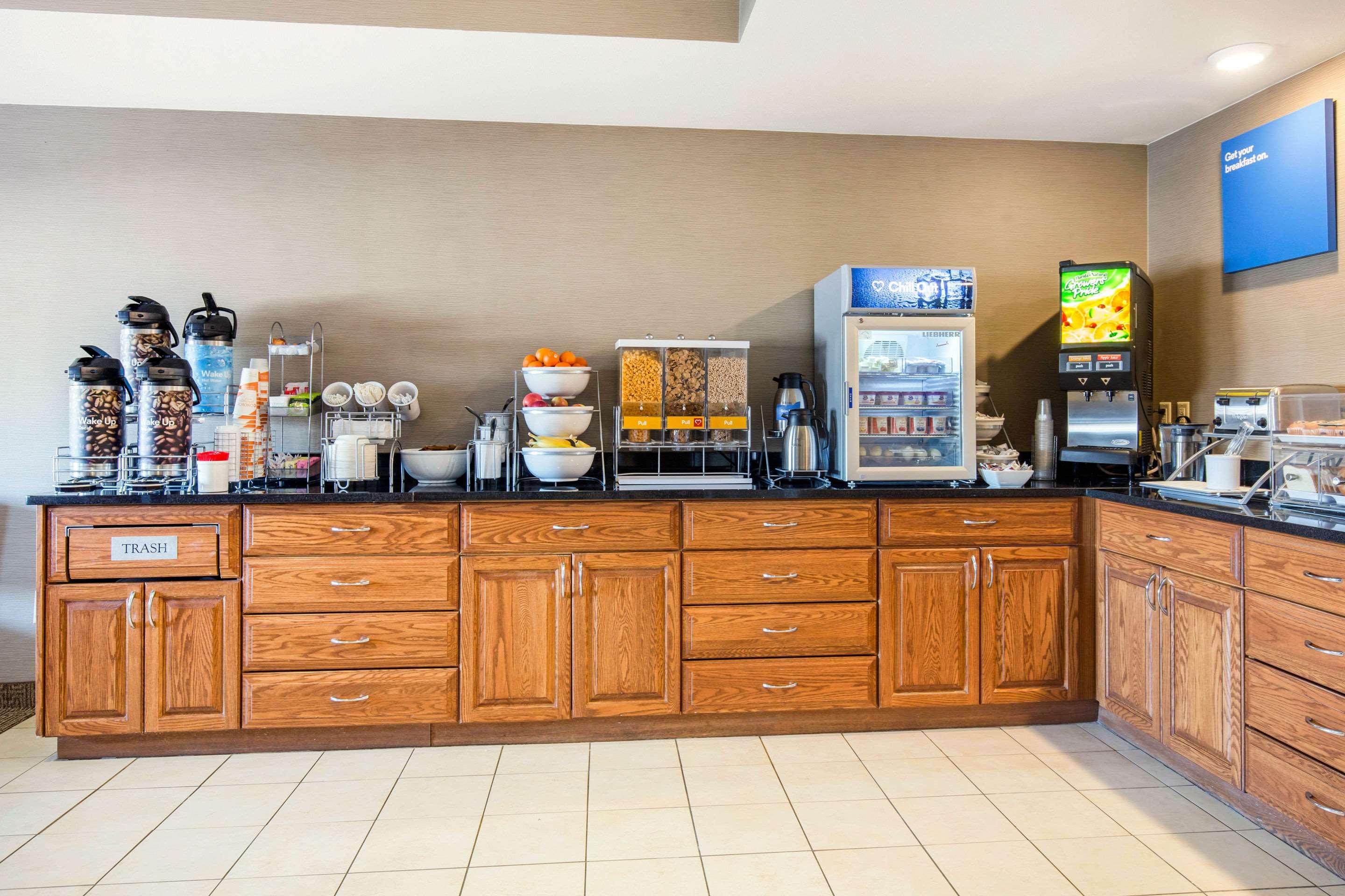 comfort suites normal university area