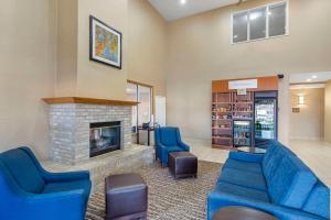 comfort suites normal university area