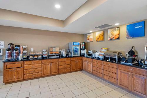 comfort suites normal university area