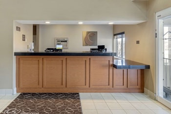 comfort suites normal university area