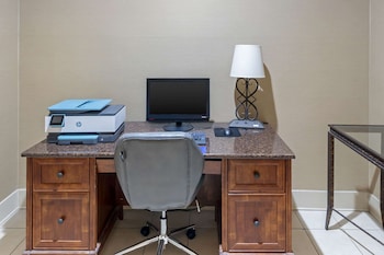 comfort suites normal university area