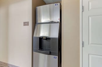 comfort suites normal university area