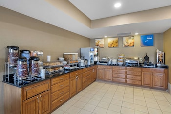 comfort suites normal university area