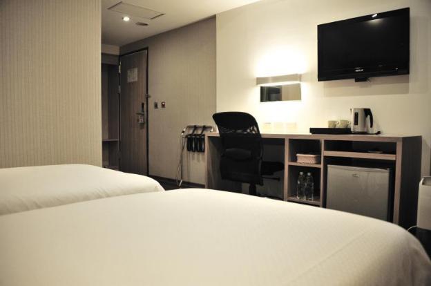 the riverside hotel international