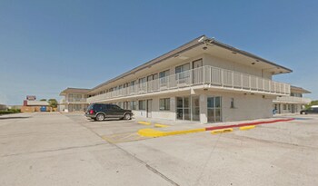 americas best value inn and suites groves port arthur