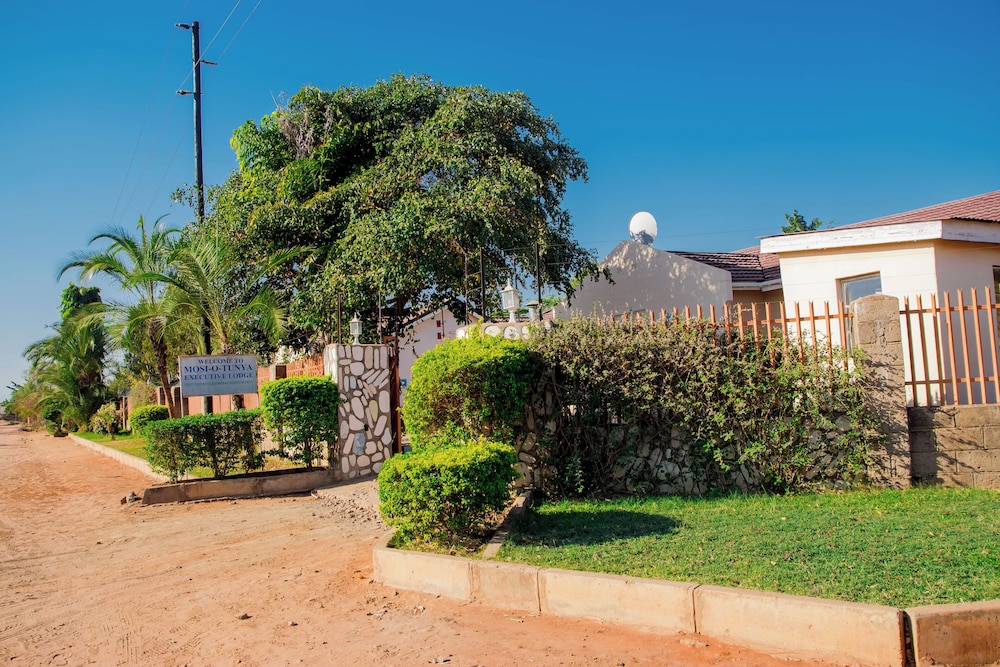 mosi o tunya executive lodge
