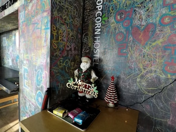 popcorn hostel haeundae