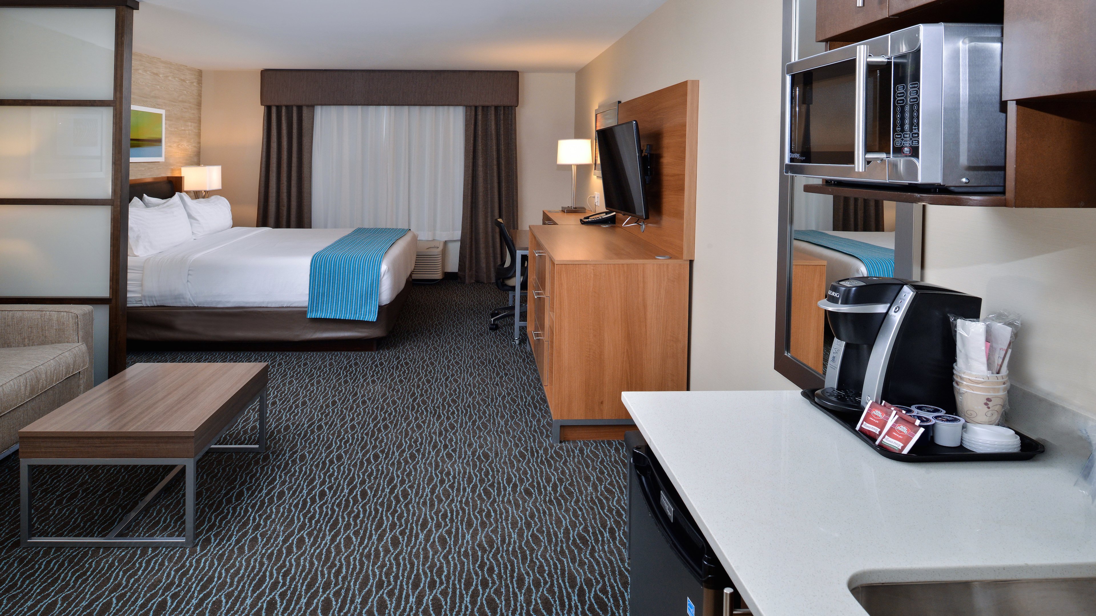 holiday inn and suites edmonton arpt conference ctr
