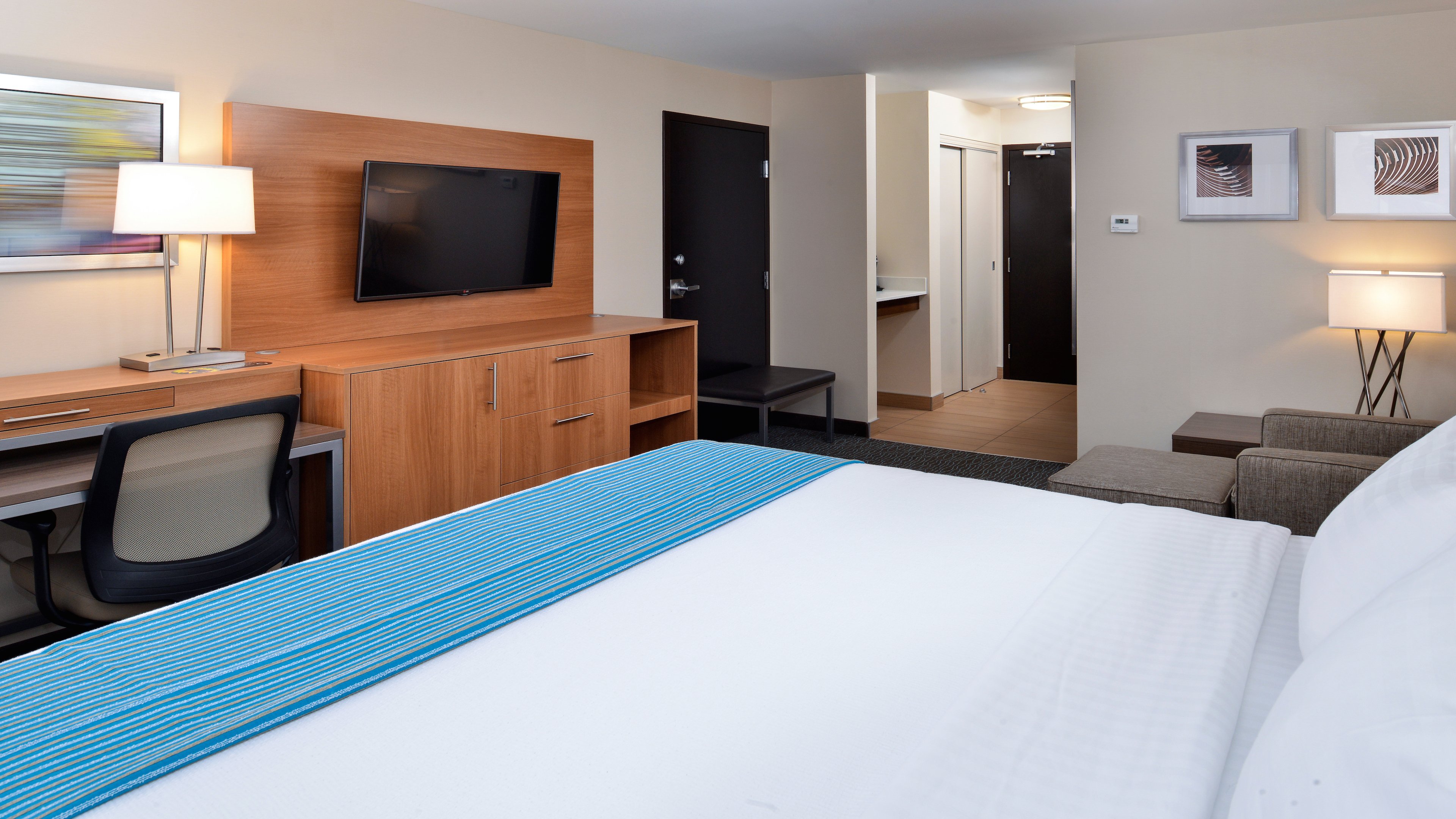 holiday inn and suites edmonton arpt conference ctr