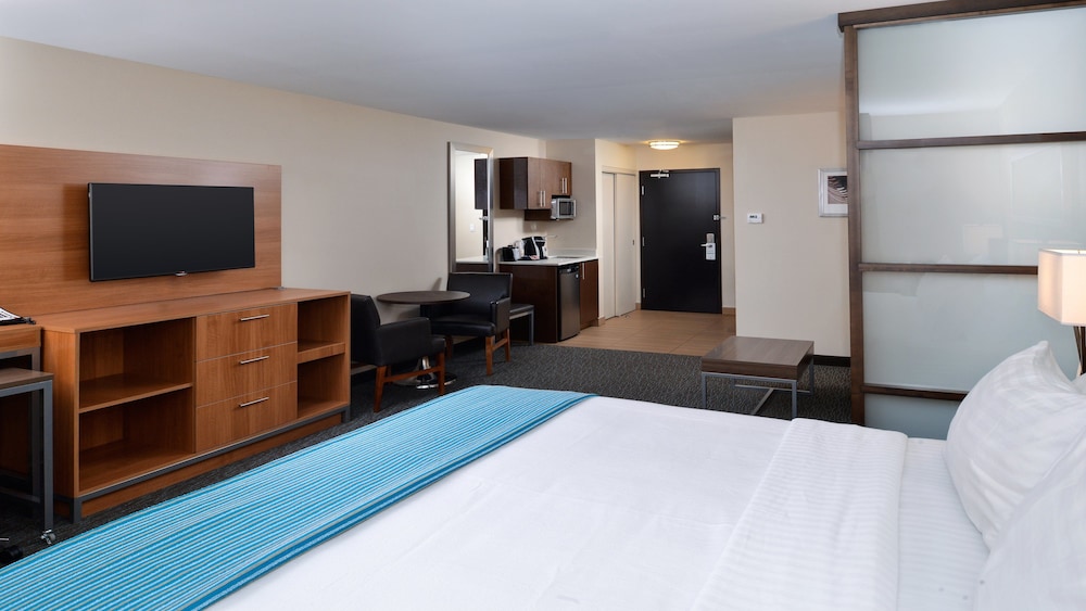 holiday inn and suites edmonton arpt conference ctr
