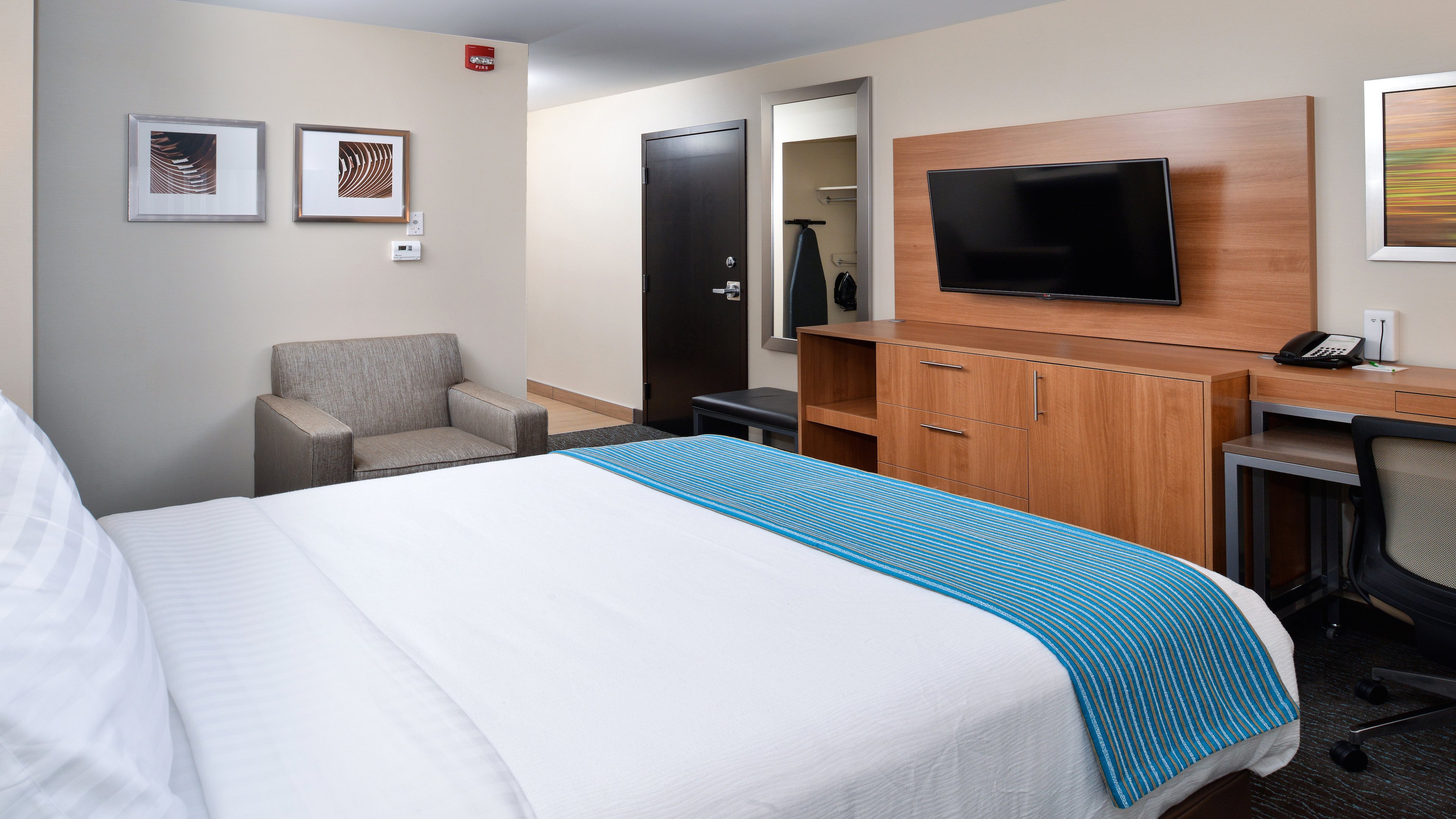 holiday inn and suites edmonton arpt conference ctr