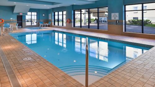 holiday inn and suites edmonton arpt conference ctr