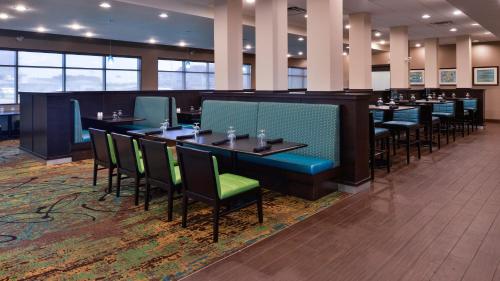 holiday inn and suites edmonton arpt conference ctr