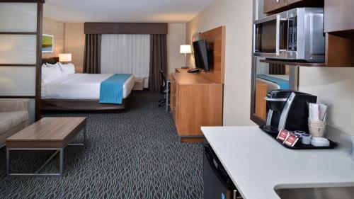 holiday inn and suites edmonton arpt conference ctr