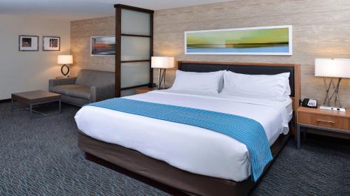 holiday inn and suites edmonton arpt conference ctr