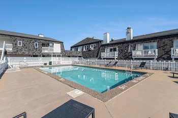 snyders shoreline inn