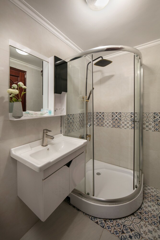 little diamond hotel