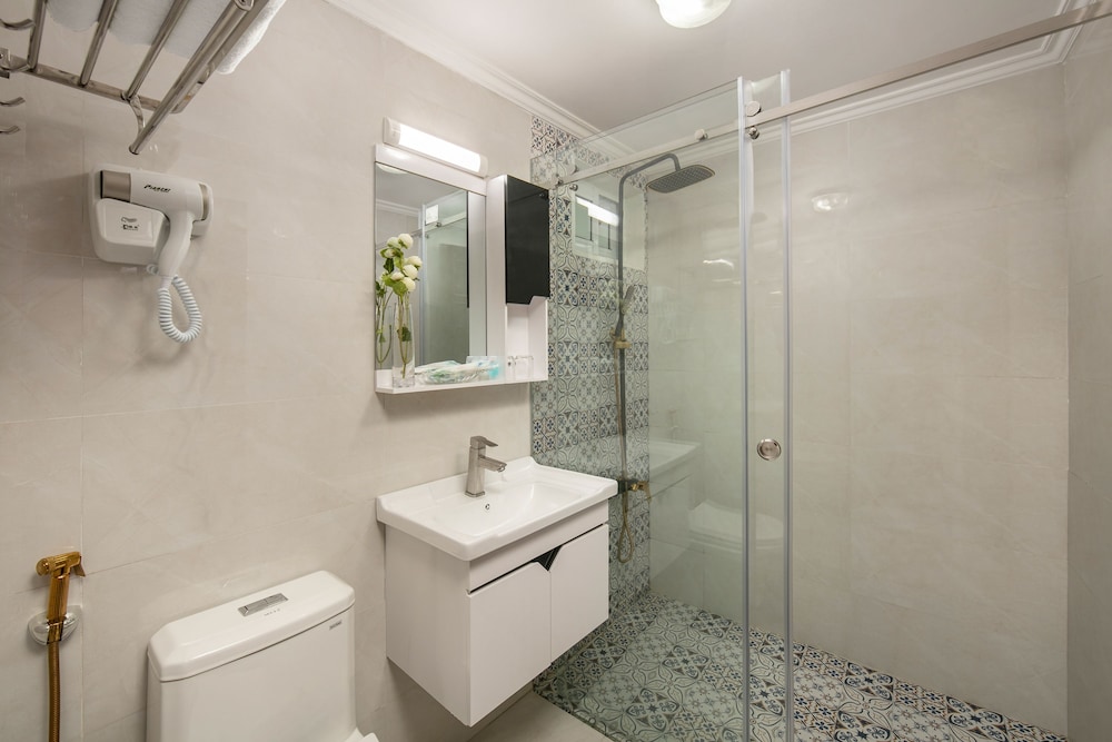 little diamond hotel