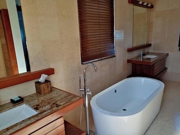 Las Verandas Hotel & Villas,First Bight>>Crawfish Rock,4 star