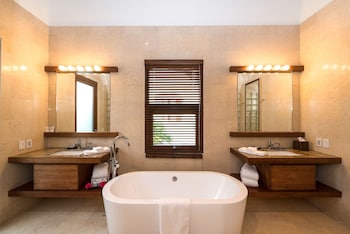 Las Verandas Hotel & Villas,First Bight>>Crawfish Rock,4 star