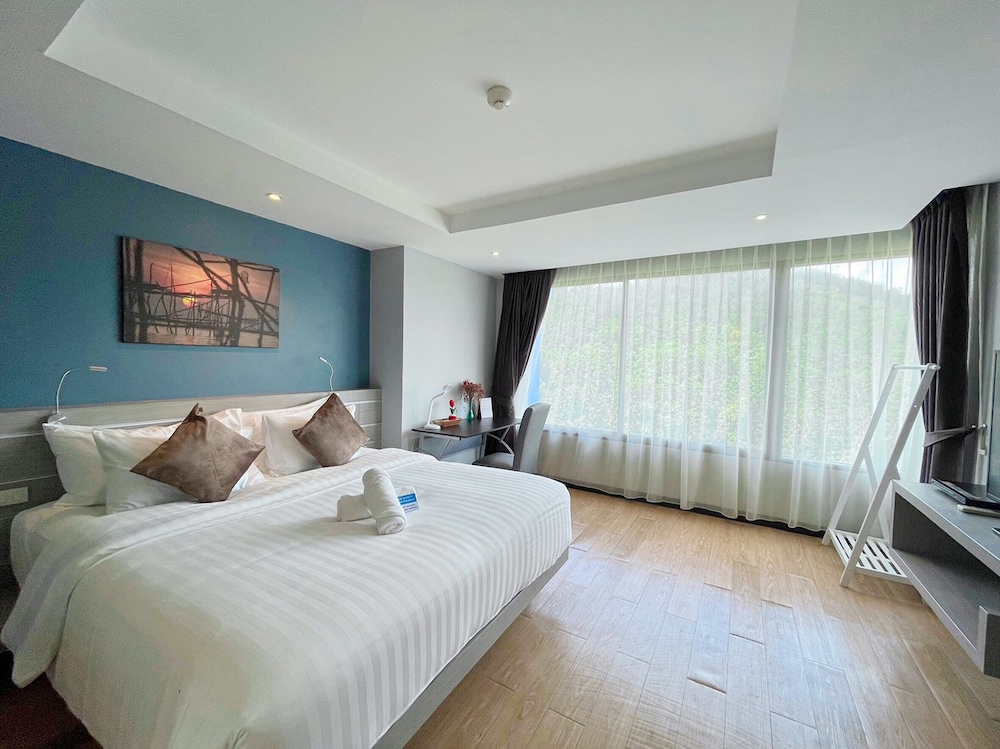 the blue hotel