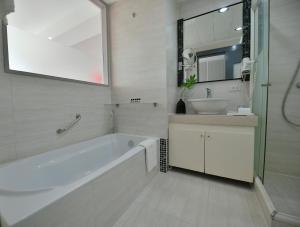 paseo premiere hotel