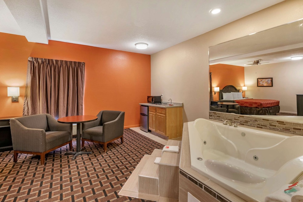 econo lodge and suites granite city