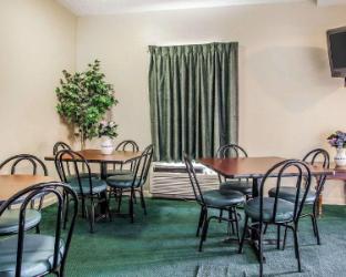 econo lodge and suites granite city