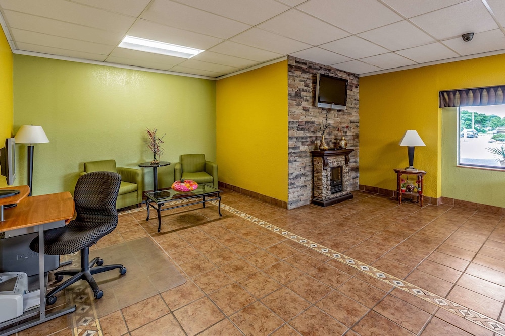 econo lodge inn and suites