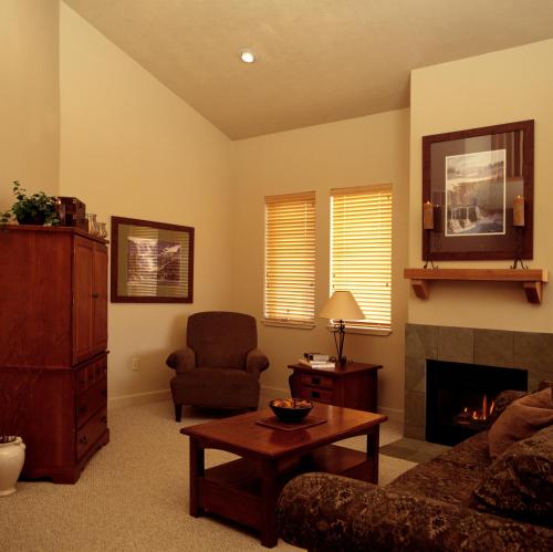 Crestview Condominiums By All Seasons Resort Lodging,Park City>>Kimball Junction,4 star