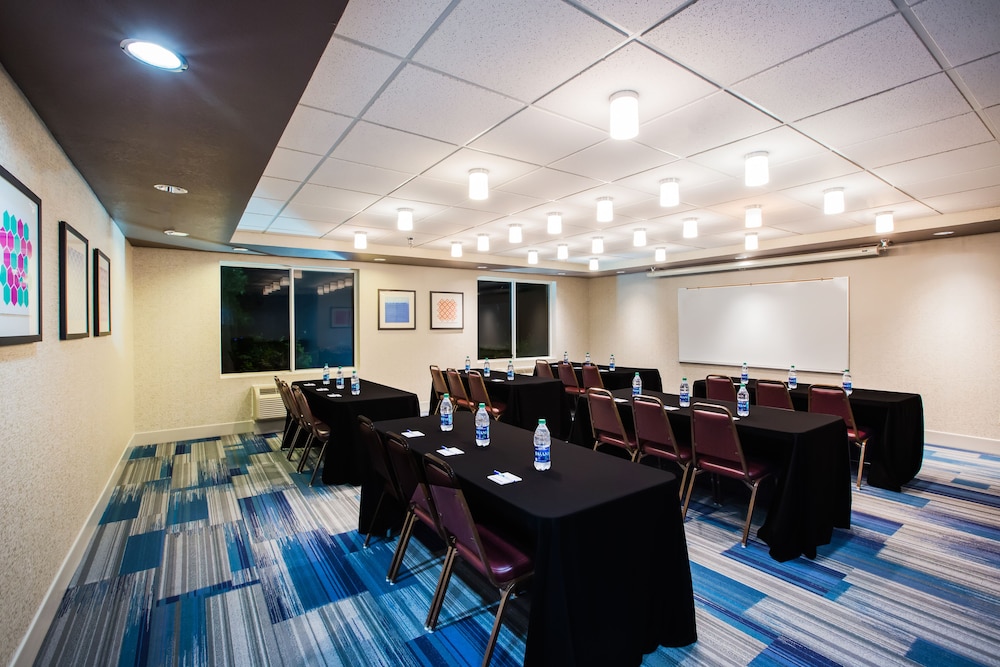holiday inn express and suites bellevue by ihg
