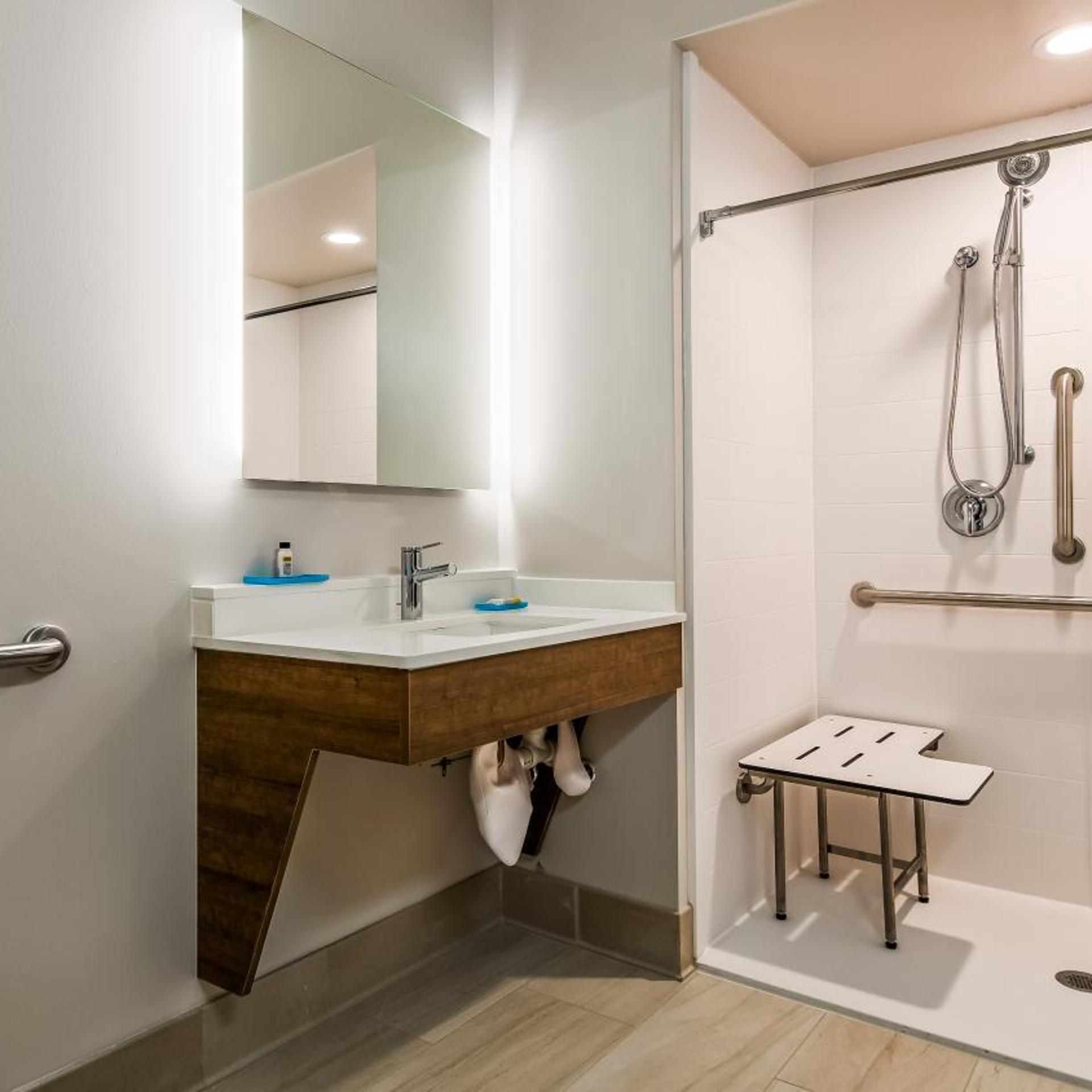 holiday inn express and suites detroit farmington hills