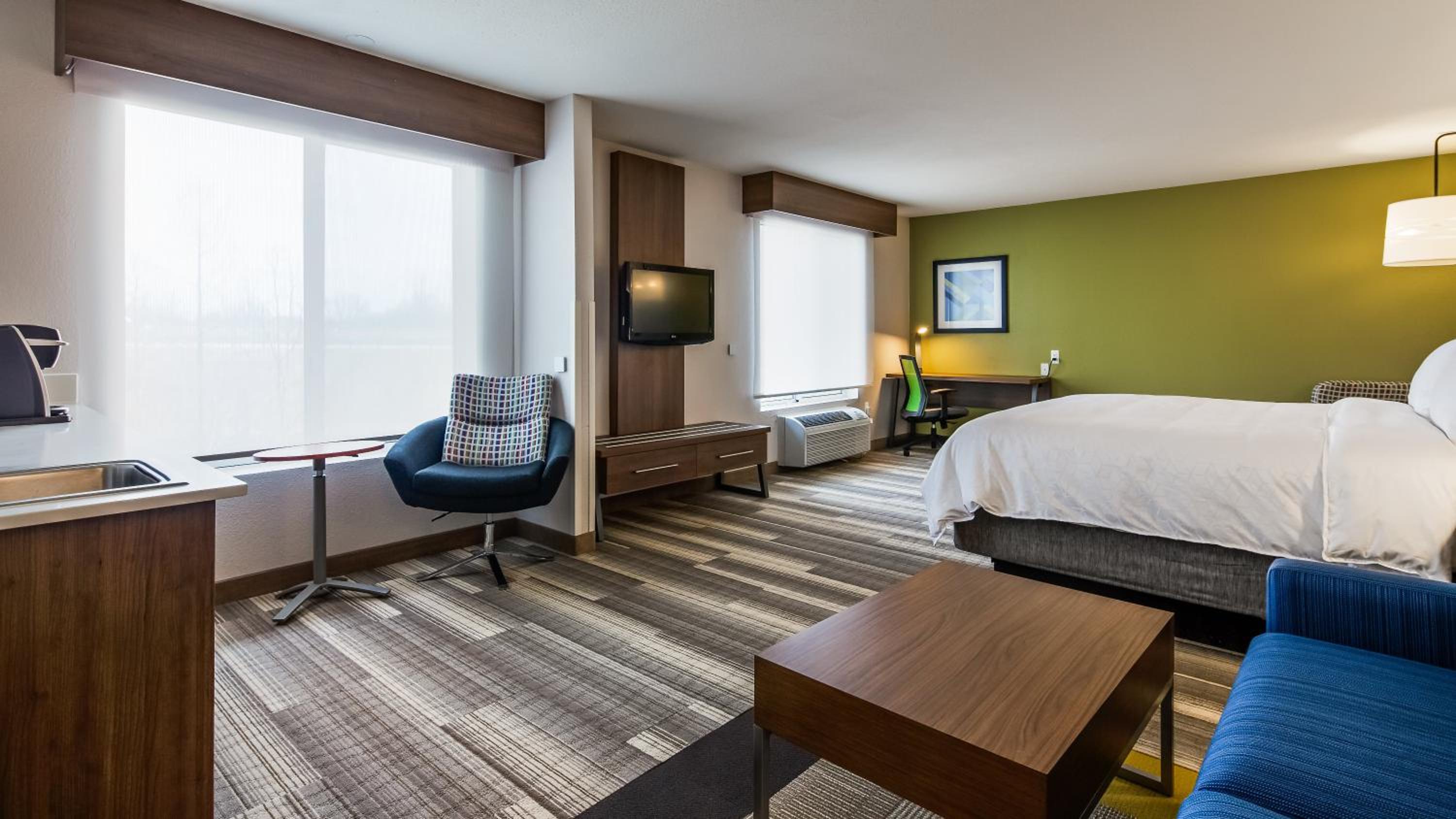 holiday inn express and suites detroit farmington hills