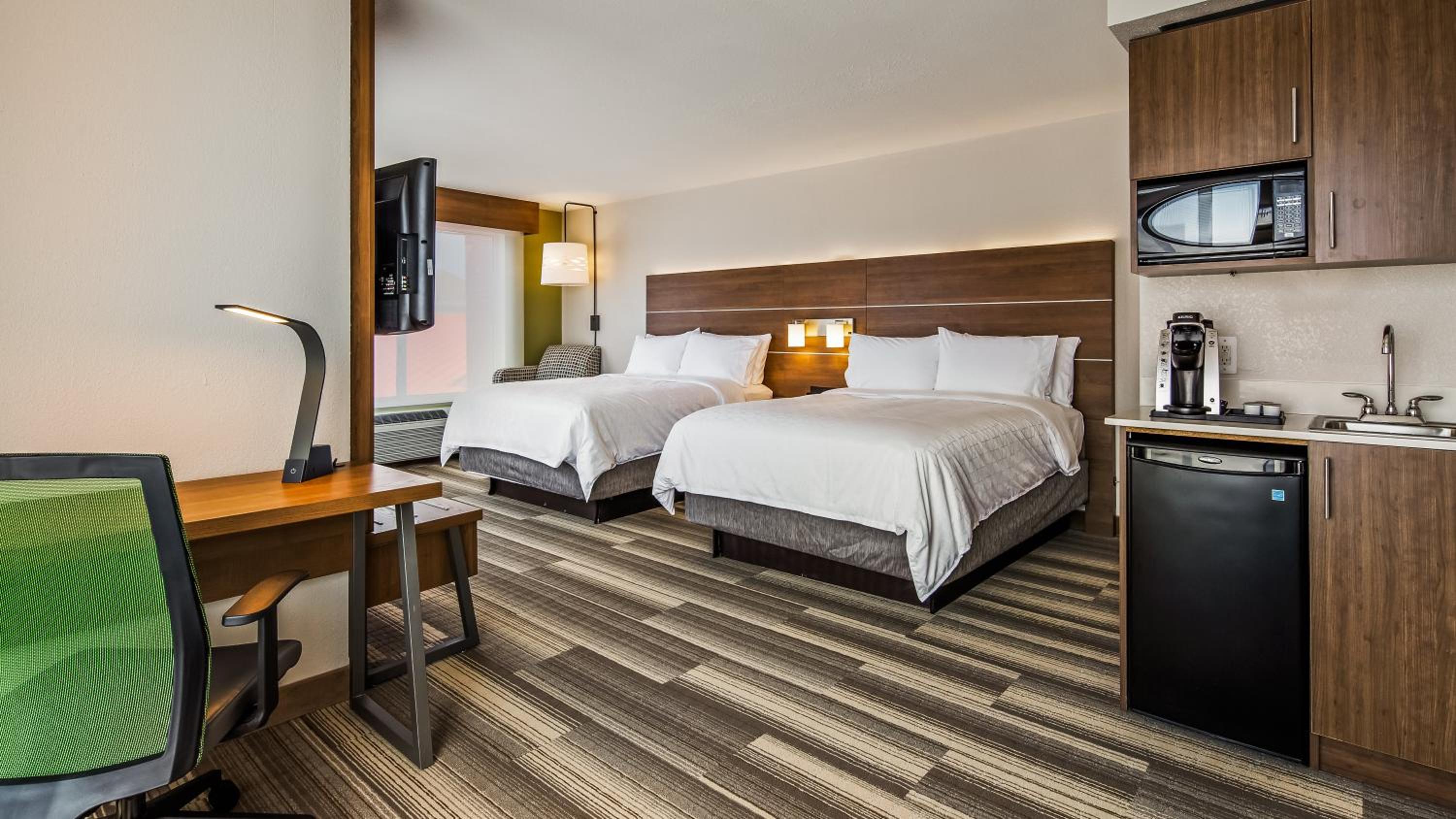 holiday inn express and suites detroit farmington hills