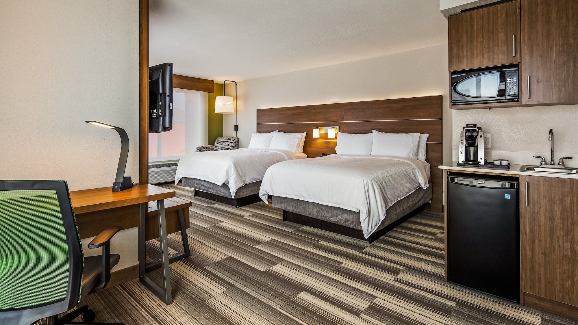 holiday inn express and suites detroit farmington hills