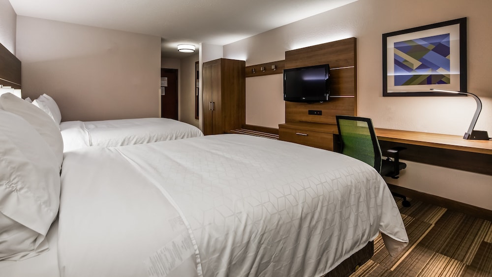 holiday inn express and suites detroit farmington hills