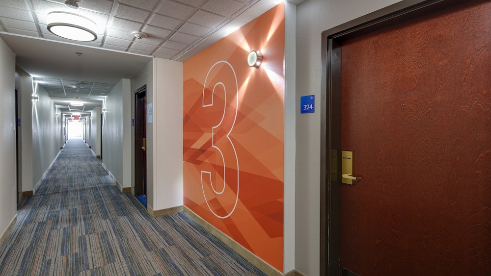 holiday inn express and suites detroit farmington hills