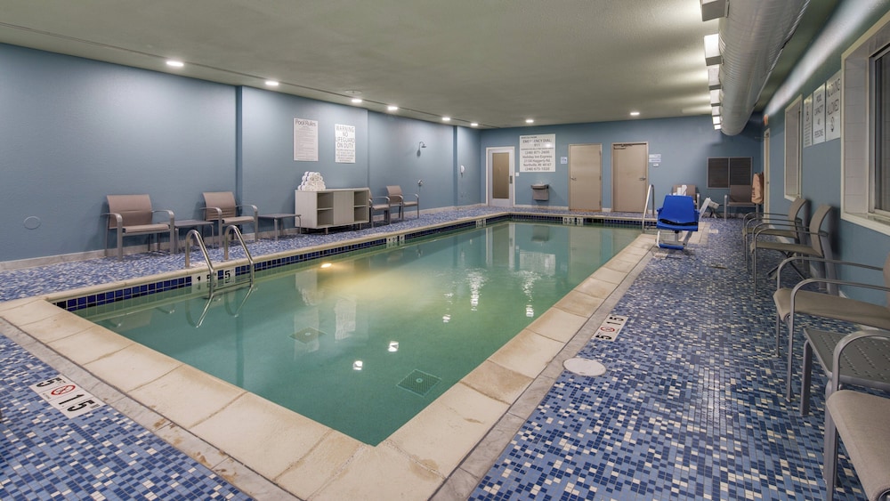 holiday inn express and suites detroit farmington hills
