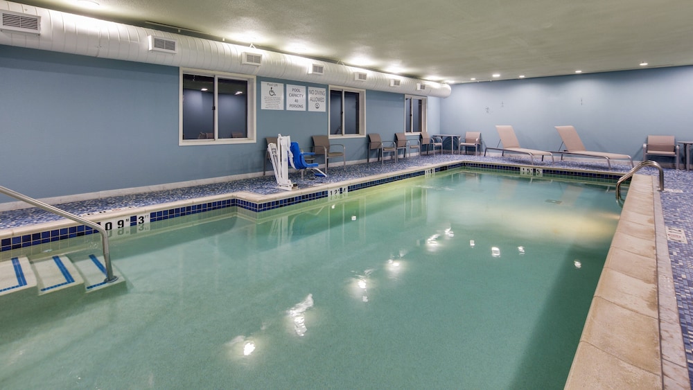 holiday inn express and suites detroit farmington hills