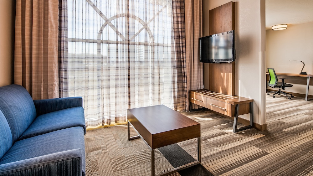 holiday inn express and suites detroit farmington hills