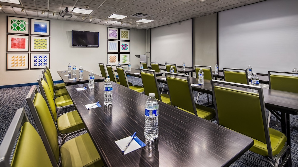 holiday inn express and suites detroit farmington hills
