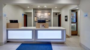 holiday inn express and suites detroit farmington hills