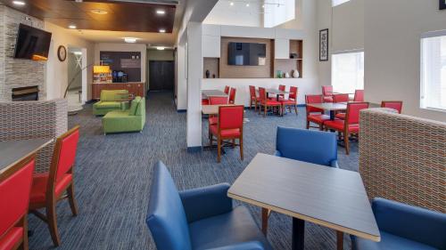 holiday inn express and suites detroit farmington hills