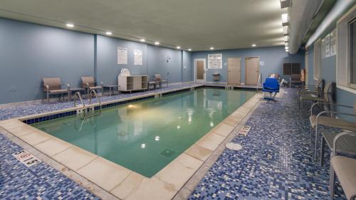 holiday inn express and suites detroit farmington hills