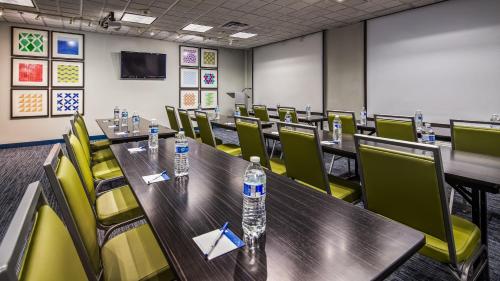 holiday inn express and suites detroit farmington hills