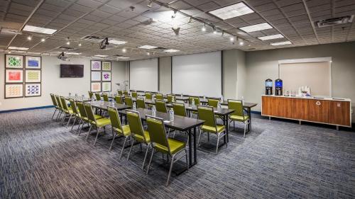 holiday inn express and suites detroit farmington hills